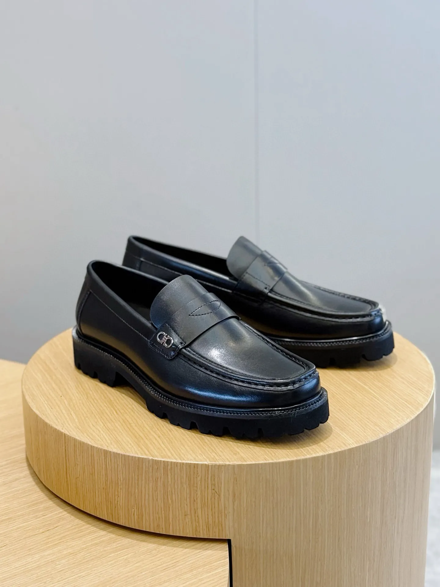 [Ferragamo] Top P: 760💰 Number of yards: 39~44 (38.45. Customized, non-returnable) Ferragamo men's leather derby shoes. The new derby shoes are light in texture and cool in style. They adopt exquisite eyelet uppers and novelly define urban trends. Made of brushed cowhide, it has a plump and rounded toe box and is decorated with delicate wingtip decorative details. Imported cowhide + cowhide lining.